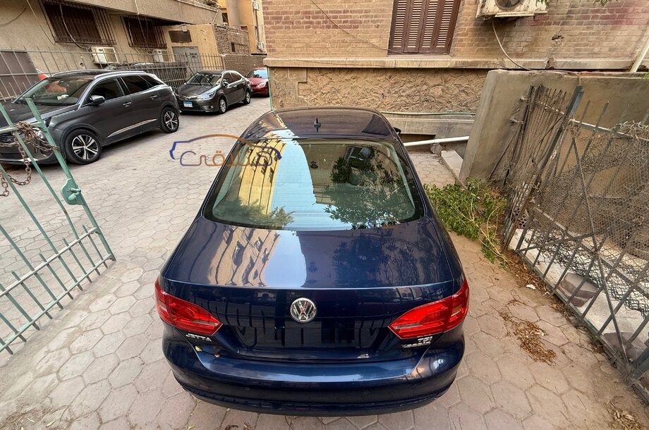 Jetta Volkswagen الأزرق الداكن