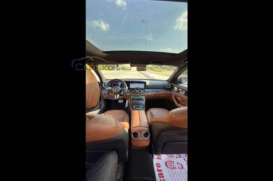 E 300 Mercedes ذهبي