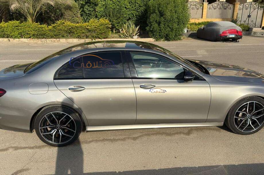 E 300 Mercedes ذهبي
