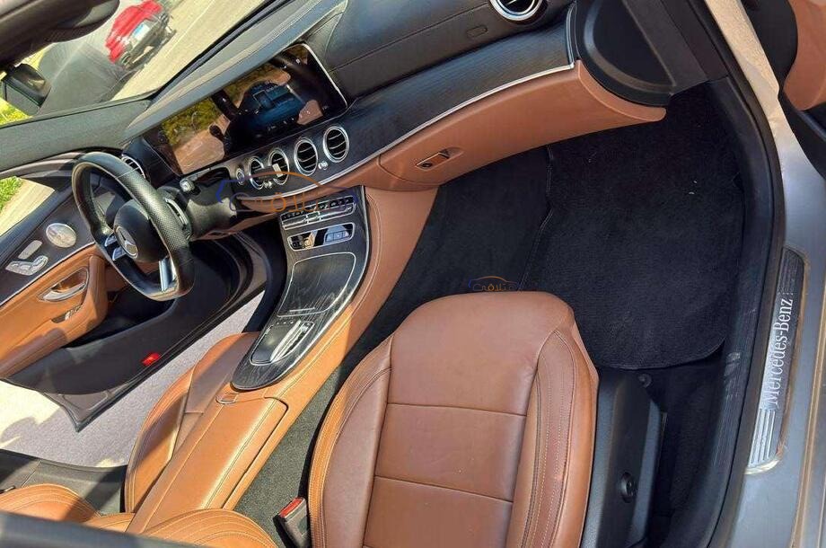 E 300 Mercedes ذهبي