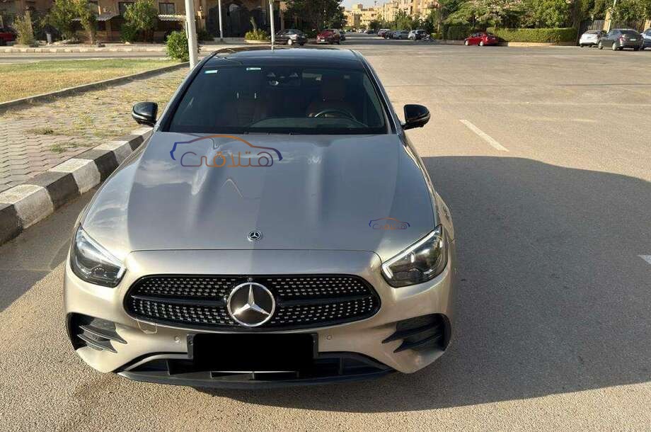 E 300 Mercedes ذهبي
