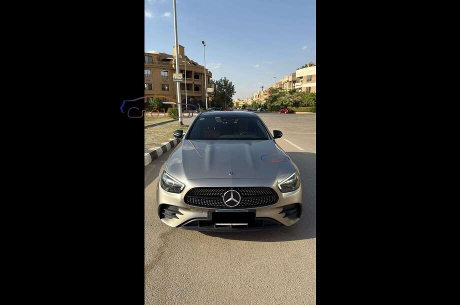E 300 Mercedes ذهبي
