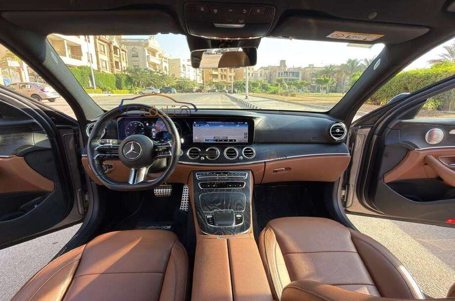 E 300 Mercedes ذهبي