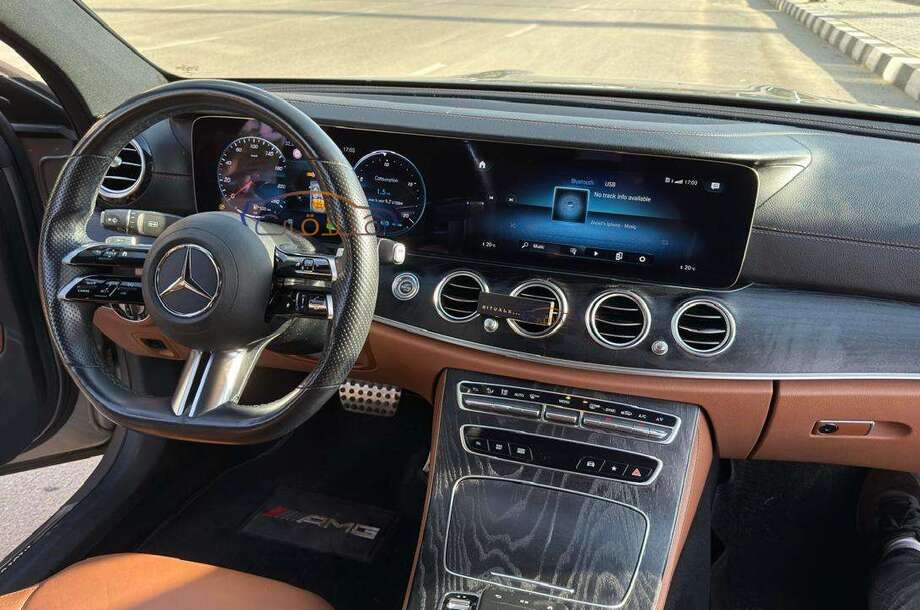 E 300 Mercedes ذهبي