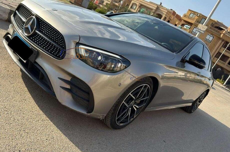 E 300 Mercedes ذهبي