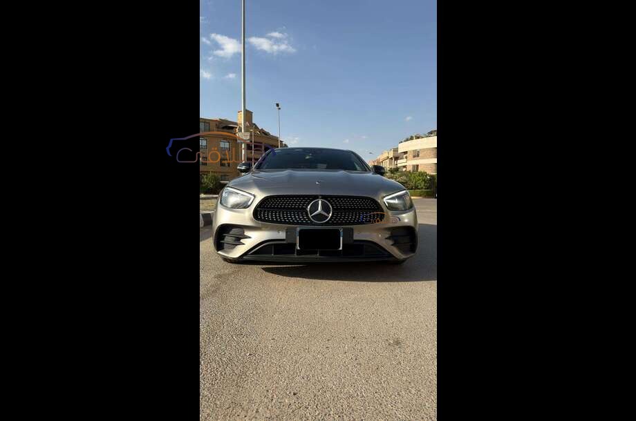 E 300 Mercedes ذهبي