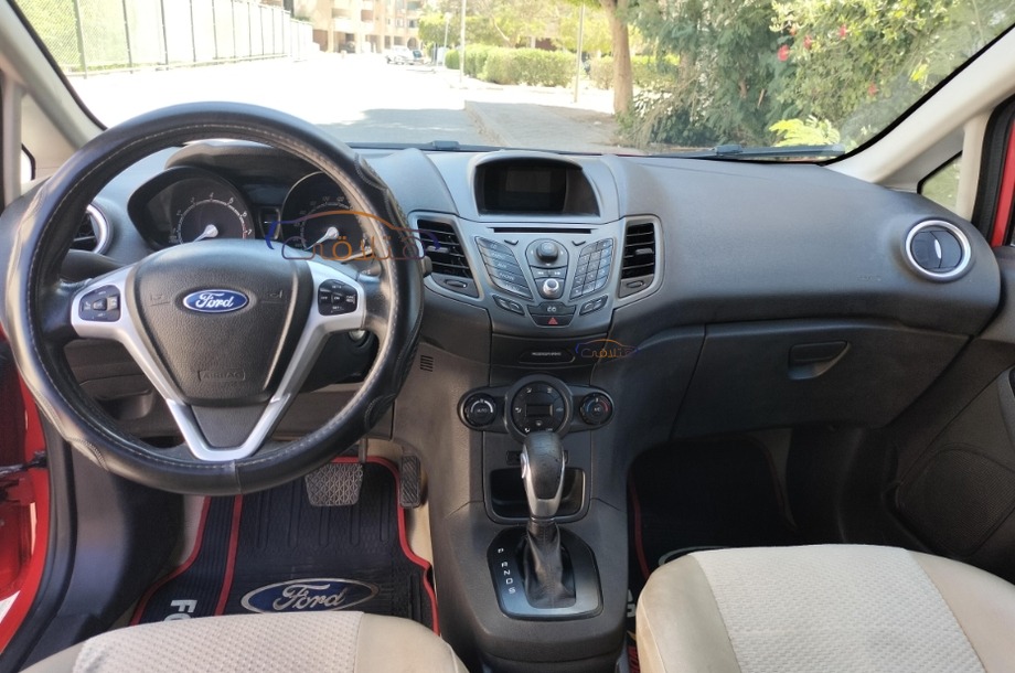 Fiesta Ford احمر
