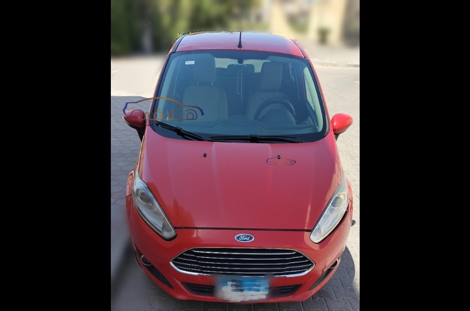 Fiesta Ford احمر