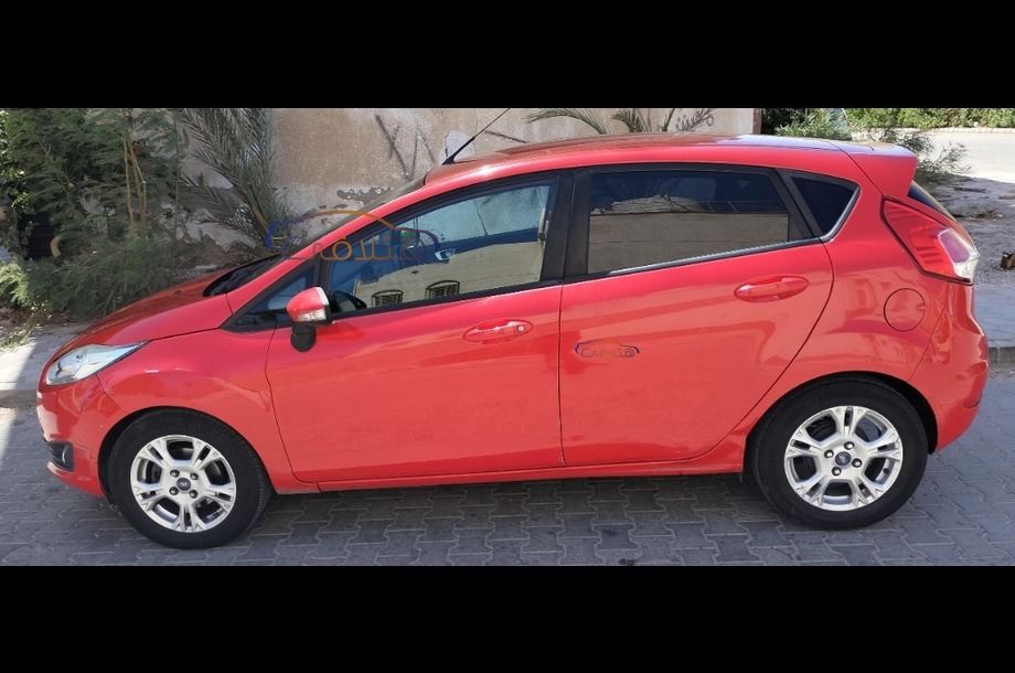 Fiesta Ford احمر