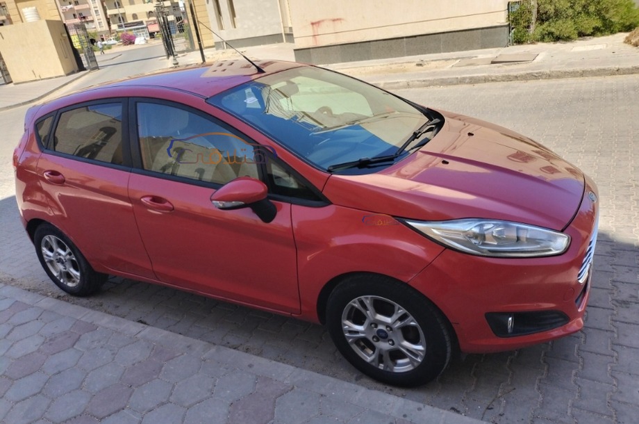 Fiesta Ford احمر