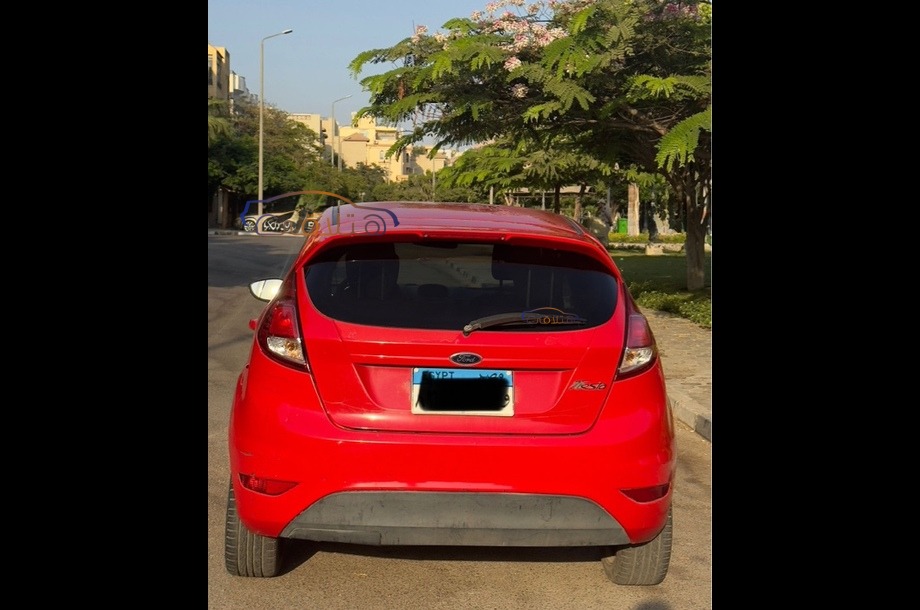 Fiesta Ford احمر
