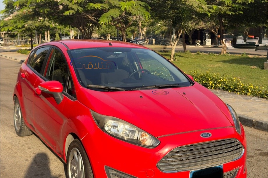 Fiesta Ford احمر