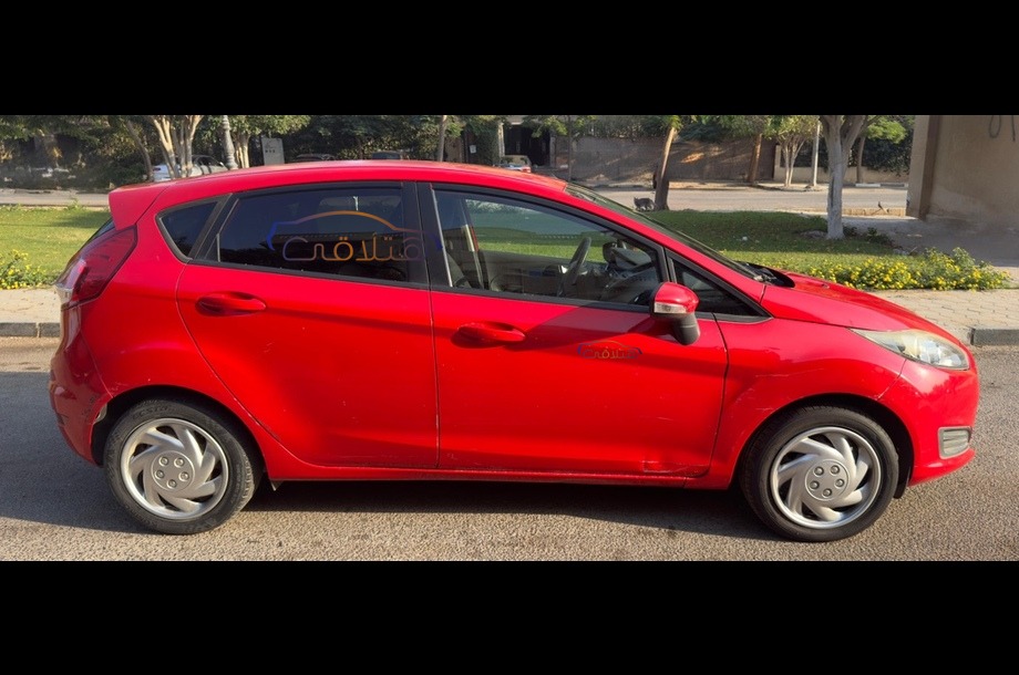Fiesta Ford احمر