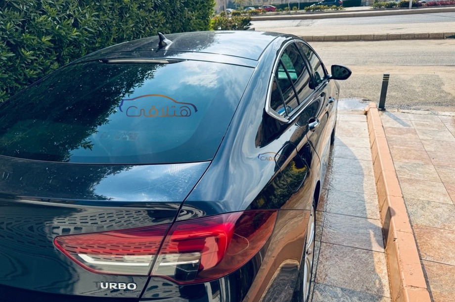 Insignia Opel الأزرق الداكن