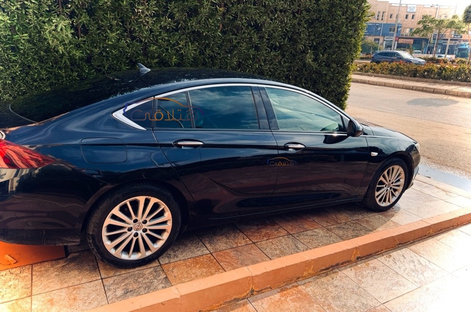 Insignia Opel الأزرق الداكن