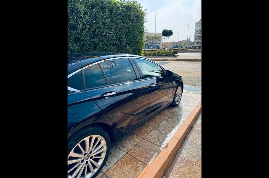 Insignia Opel الأزرق الداكن