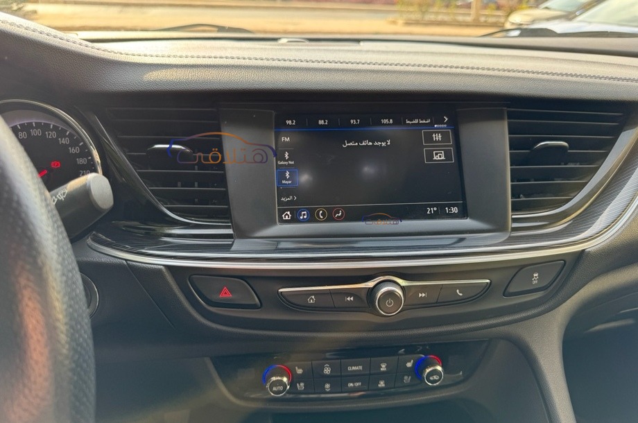 Insignia Opel الأزرق الداكن