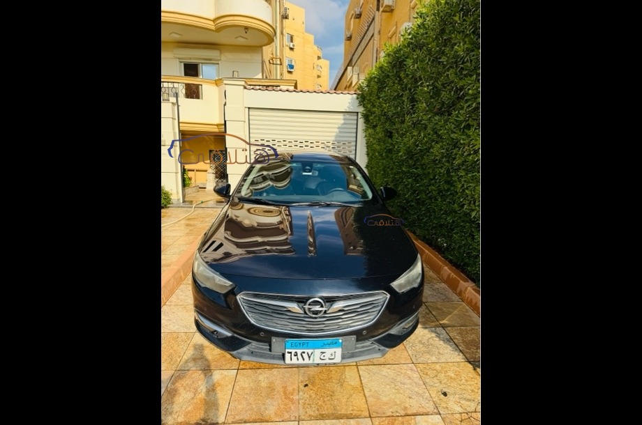 Insignia Opel الأزرق الداكن
