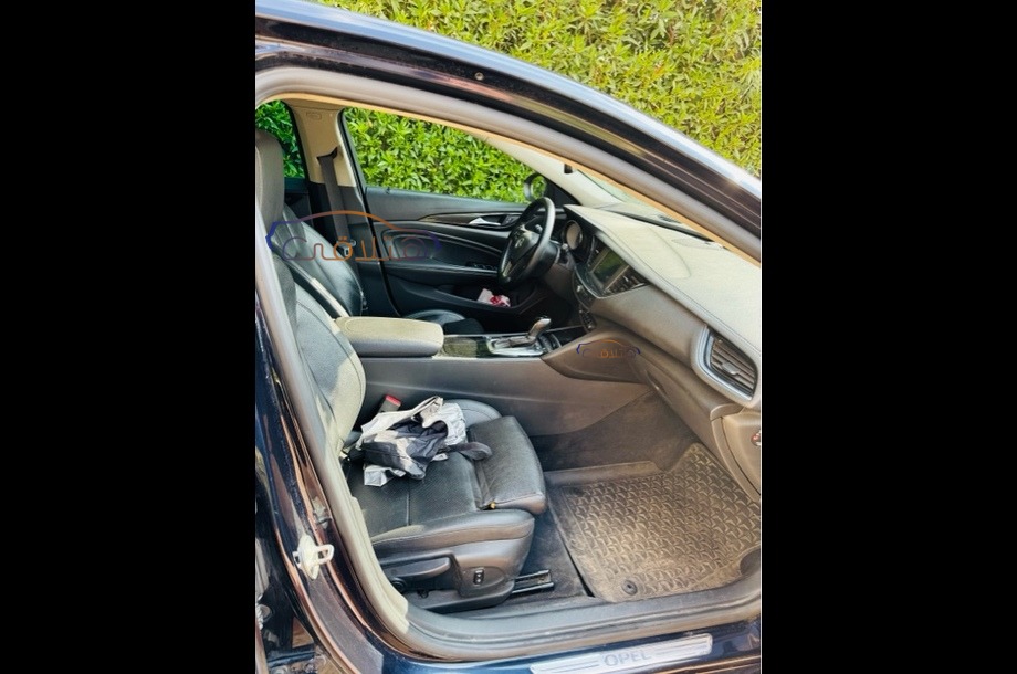 Insignia Opel الأزرق الداكن