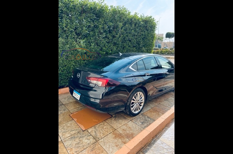 Insignia Opel الأزرق الداكن