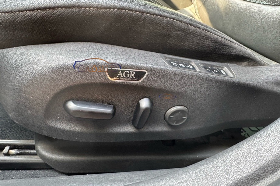 Insignia Opel الأزرق الداكن