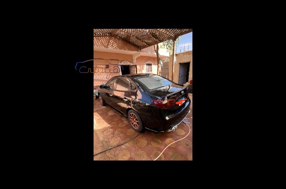 Elantra Hyundai أسود