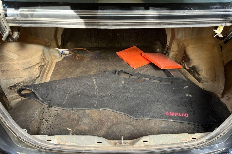 Elantra Hyundai أسود