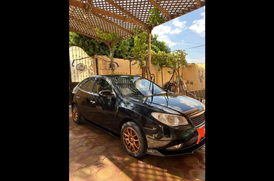 Elantra Hyundai أسود