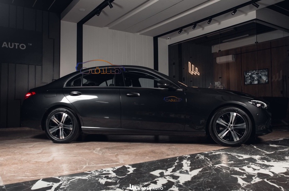 C 180 Mercedes أسود