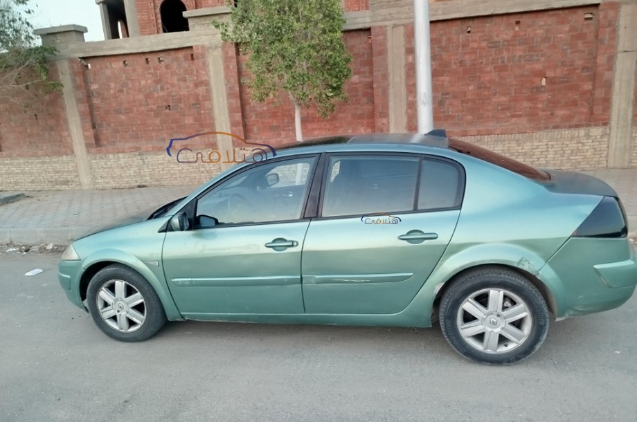 Megane Renault أخضر