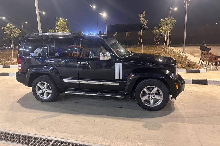 Cherokee Jeep أسود