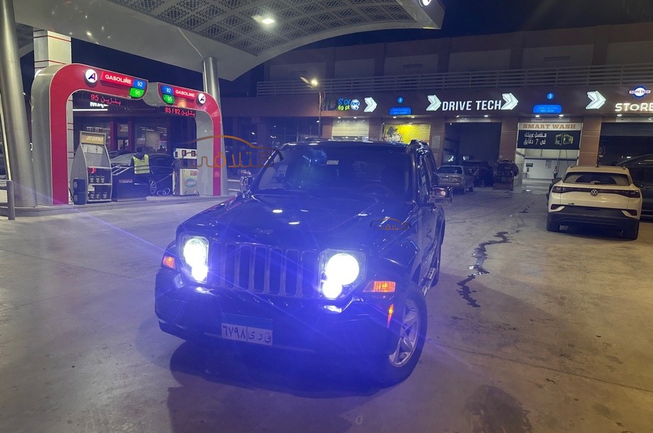 Cherokee Jeep أسود