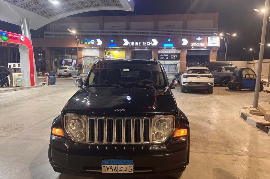 Cherokee Jeep أسود