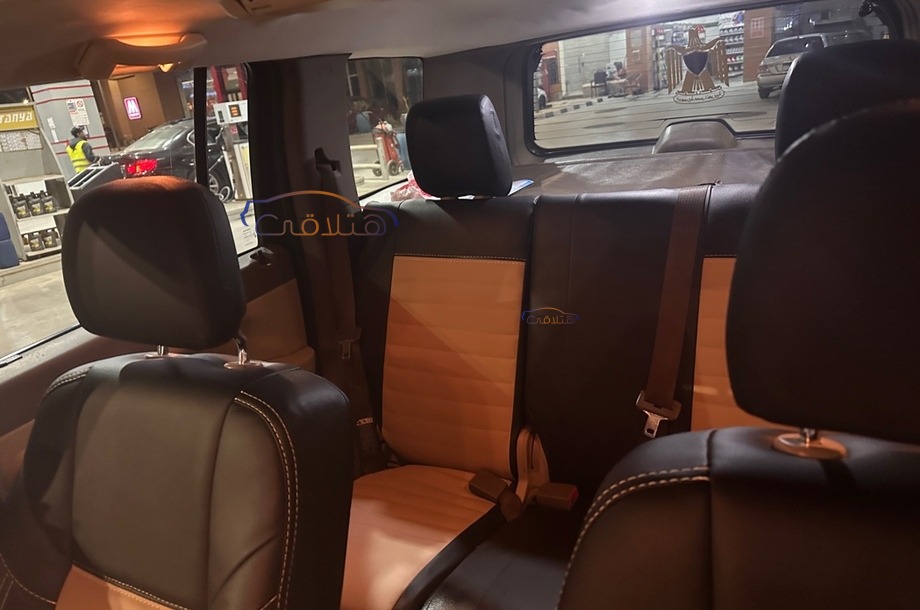 Cherokee Jeep أسود