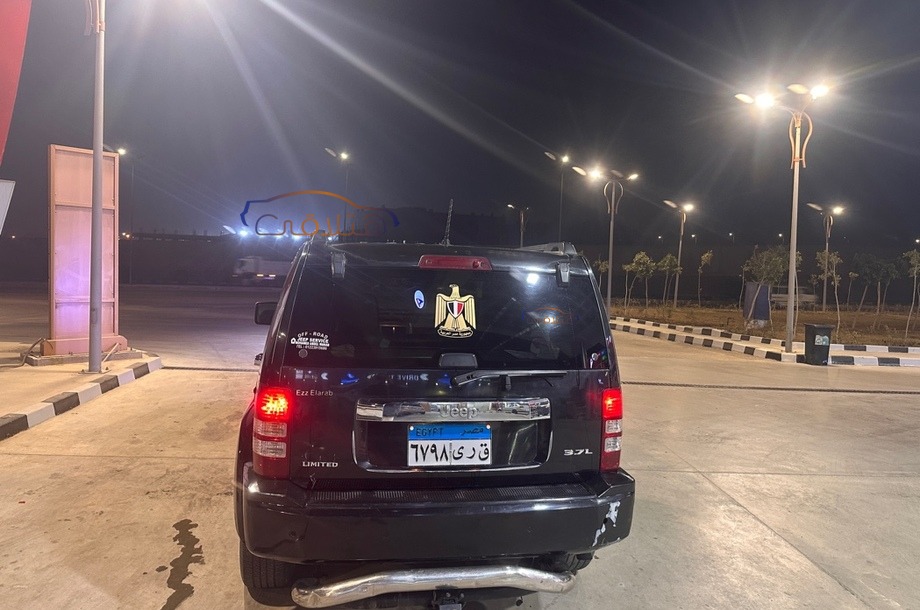 Cherokee Jeep أسود