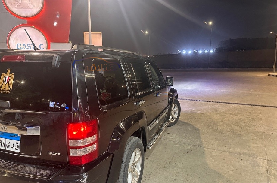 Cherokee Jeep أسود