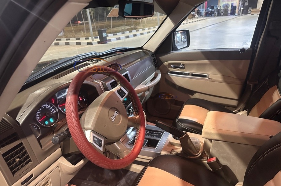 Cherokee Jeep أسود