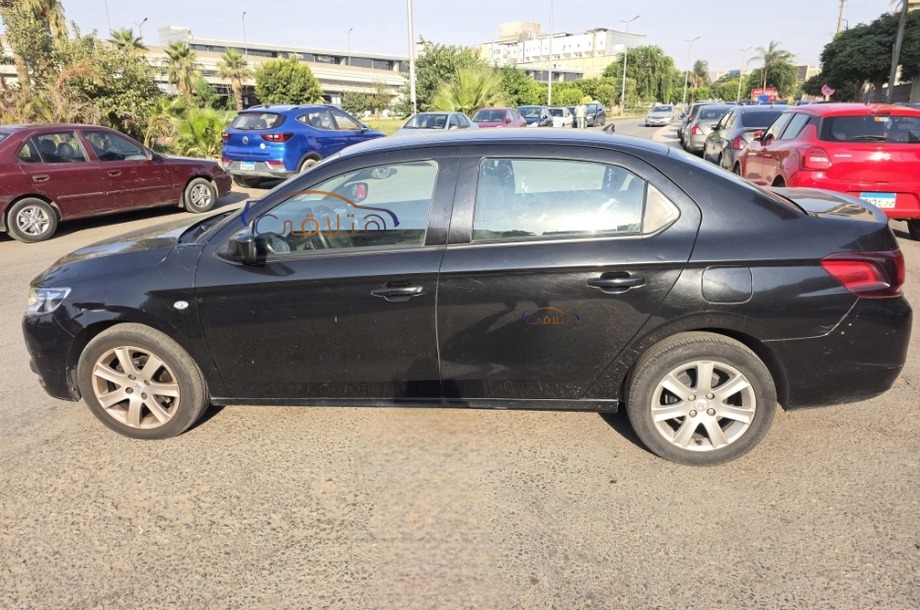 301 Peugeot أسود