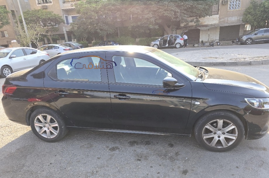 301 Peugeot أسود