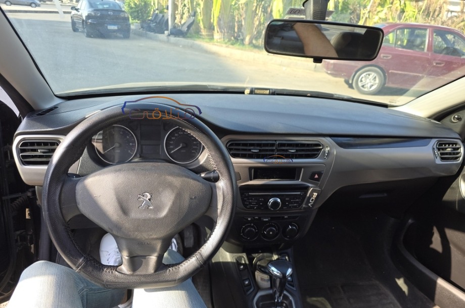 301 Peugeot أسود