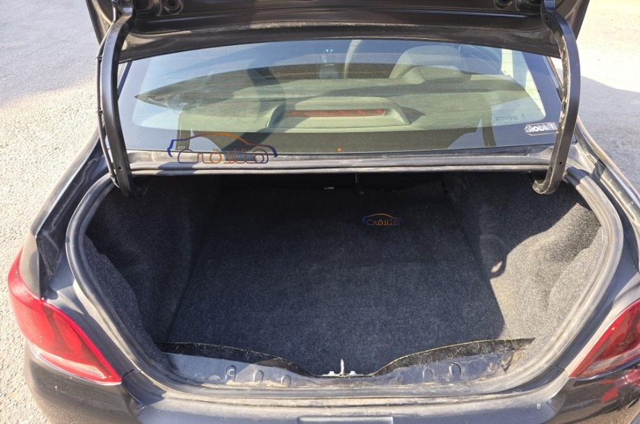 301 Peugeot أسود