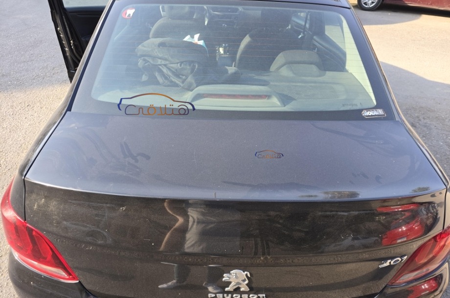 301 Peugeot أسود