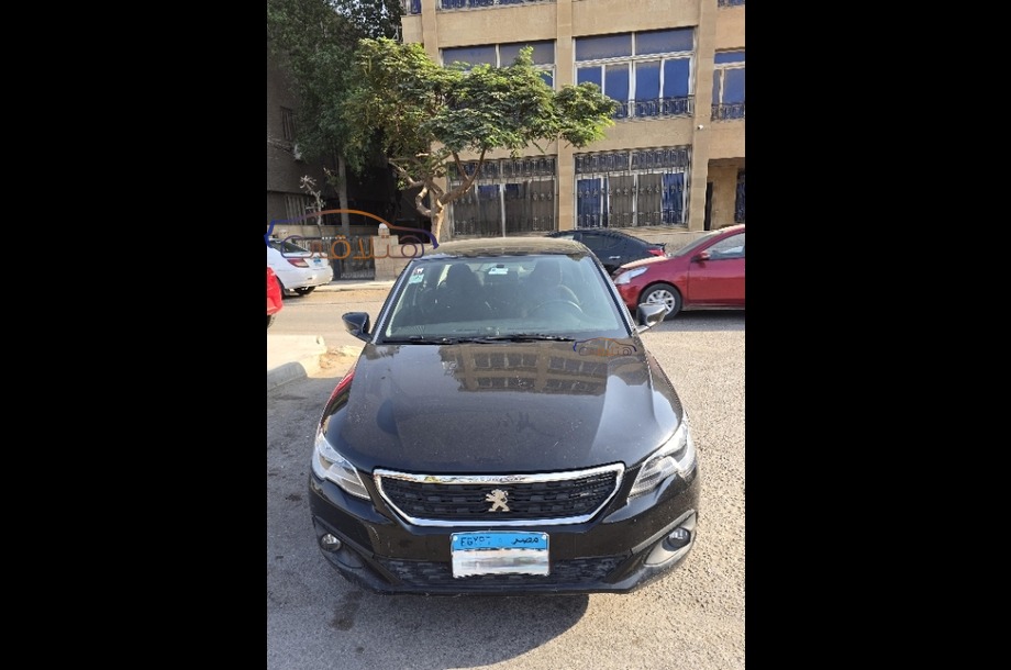 301 Peugeot أسود