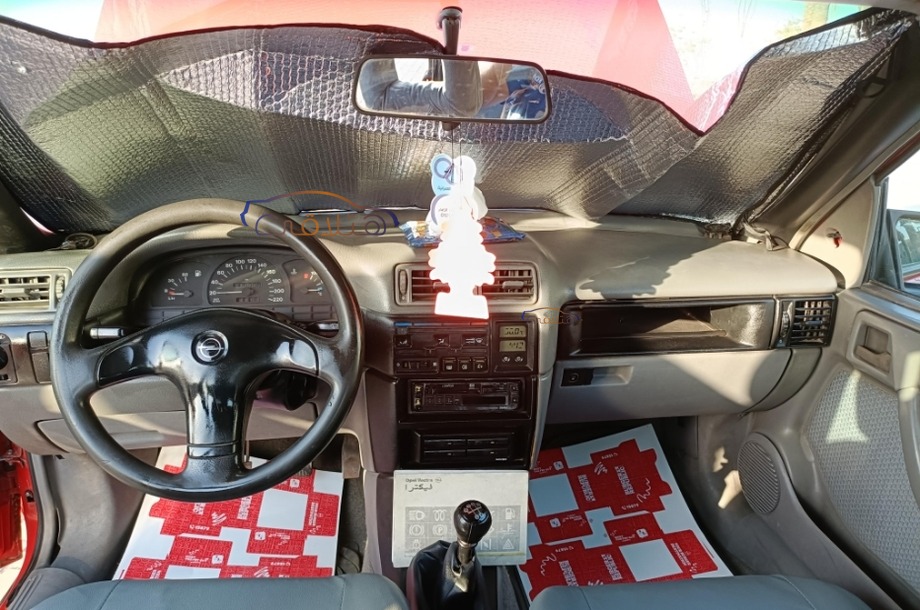 Vectra Opel احمر