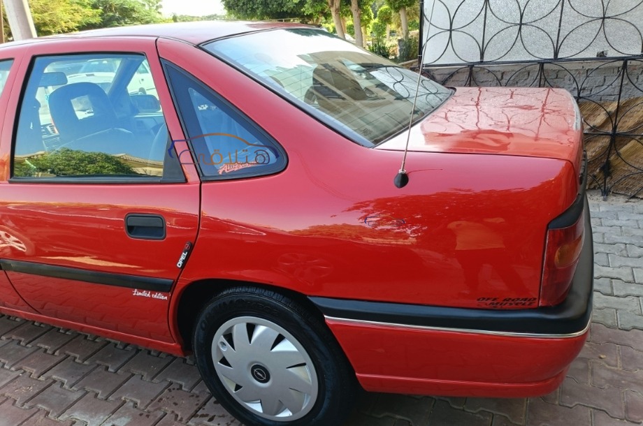Vectra Opel احمر