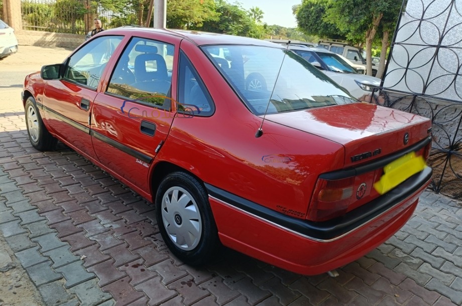 Vectra Opel احمر