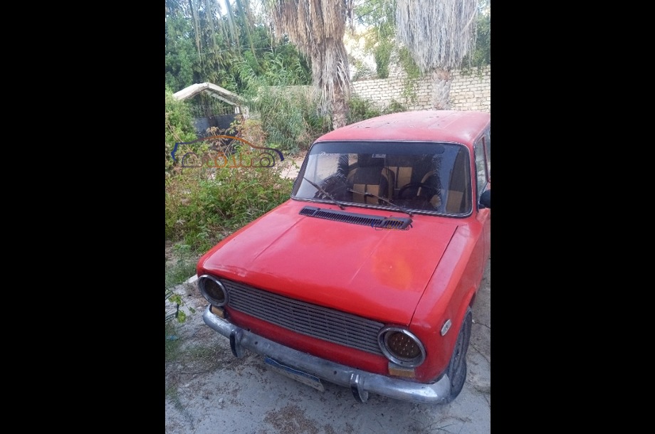 2105 Lada احمر
