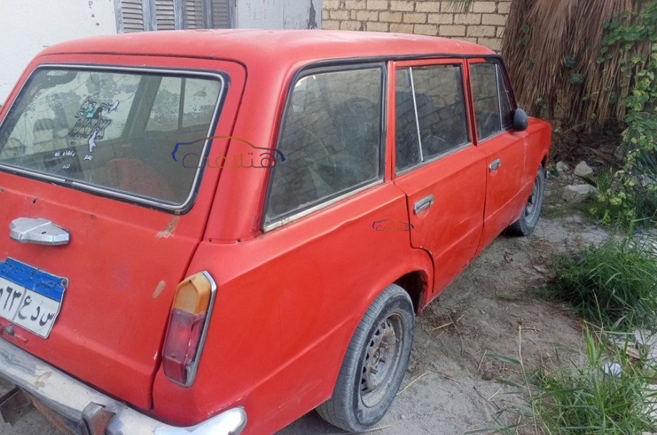 2105 Lada احمر