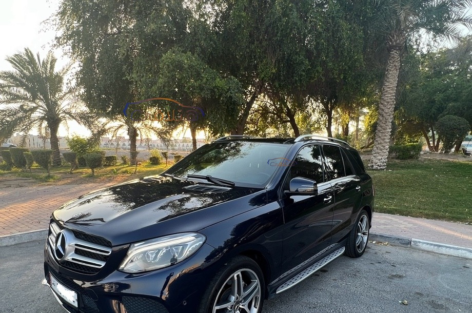 GLE Mercedes الأزرق الداكن