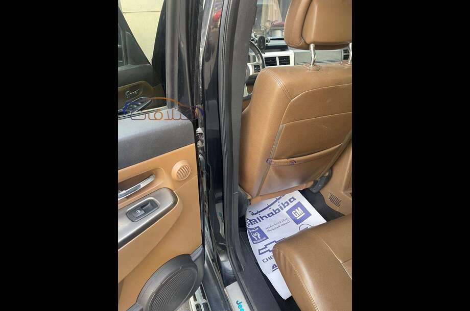 Cherokee Jeep أسود